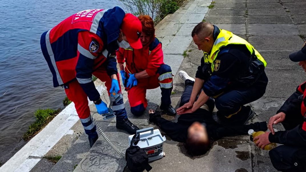 Рятувальники намагаються реанімувати жінку, що впала в Дніпро