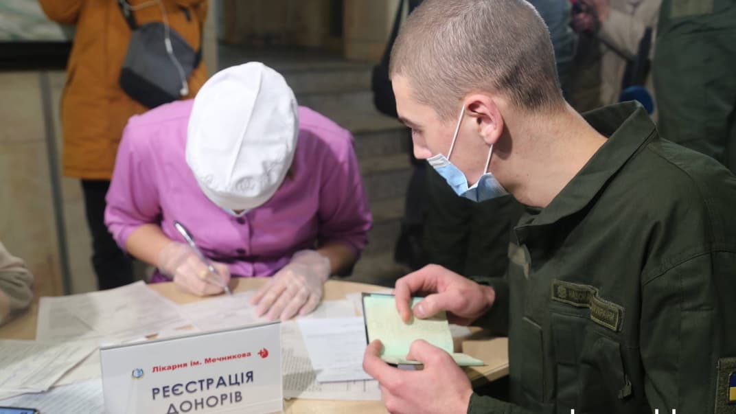 Нацгвардійці прийшли здати кров для поранених на «Південмаші» військових, Дніпро, 28 січня 2021 року