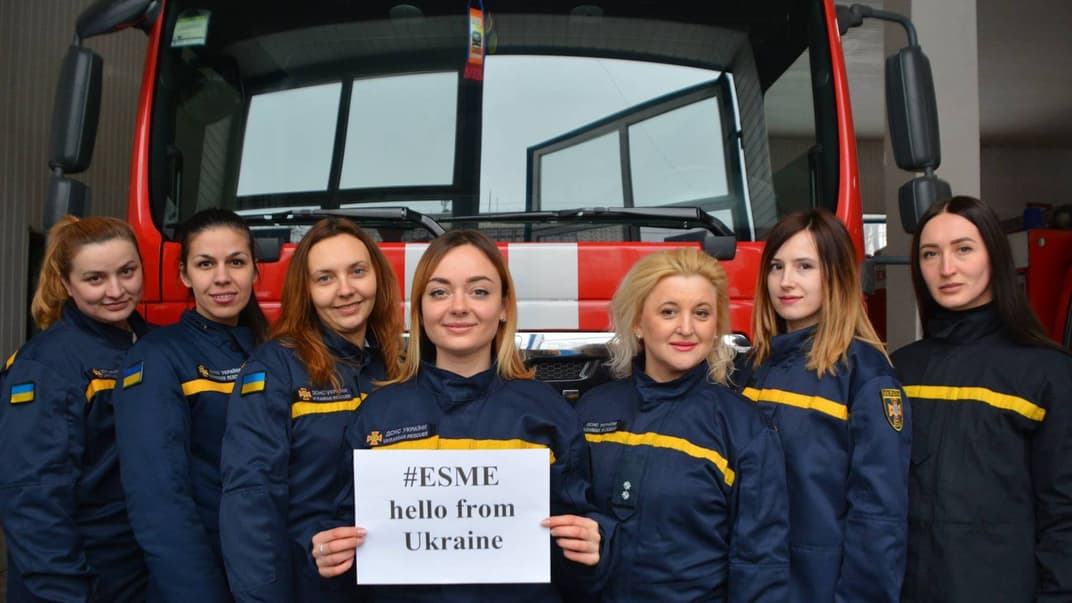 Рятувальниці ДСНС з України взяли участь у флешмобі, аби довести 4-річній дівчинці, що вони існують