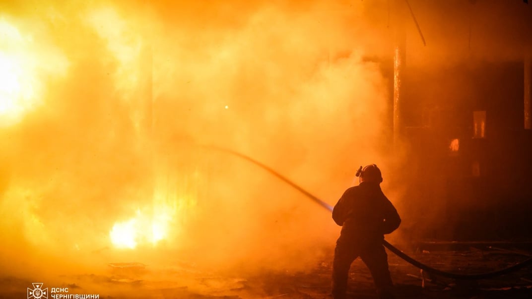 Спасатели тушат пожар в Нежинском районе после российской атаки