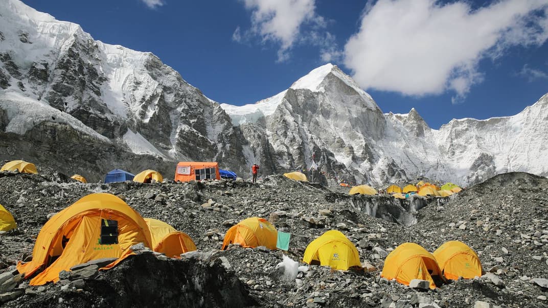 Базовий табір альпіністів на Евересті
