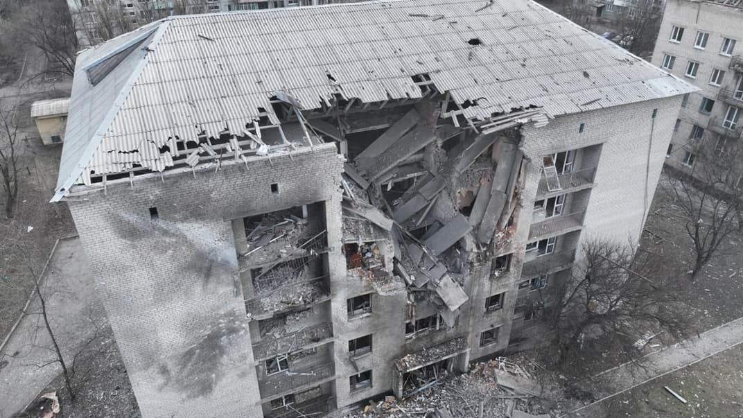 Оккупанты атаковали здание в Донецкой области, где жили спасатели