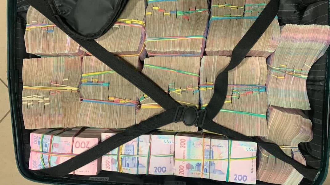 На границе Украины задержали мужчину с миллионами гривен наличными