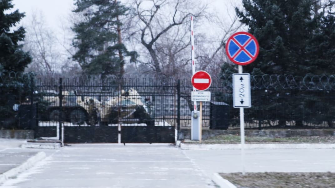 БТР російських окупантів біля захопленої будівлі СБУ в Енергодарі. 9 березня 2022 року