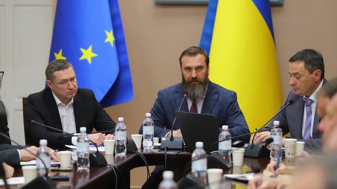 Міністр освіти Оксен Лісовий (у центрі) під час наради у Львові