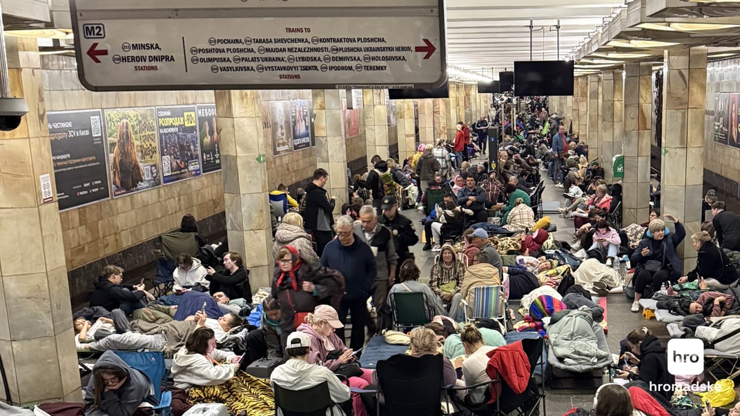 Люди находятся в киевском метро во время российской атаки