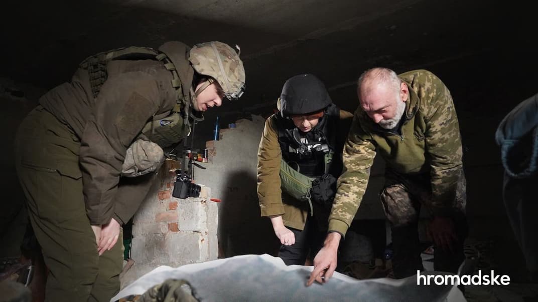 Водитель машины эвакуации с позывным «Лесник» и пресс-офицер 93-й бригады Ирина с журналисткой hromadske Анастасией Станко смотрят карту под Бахмутом