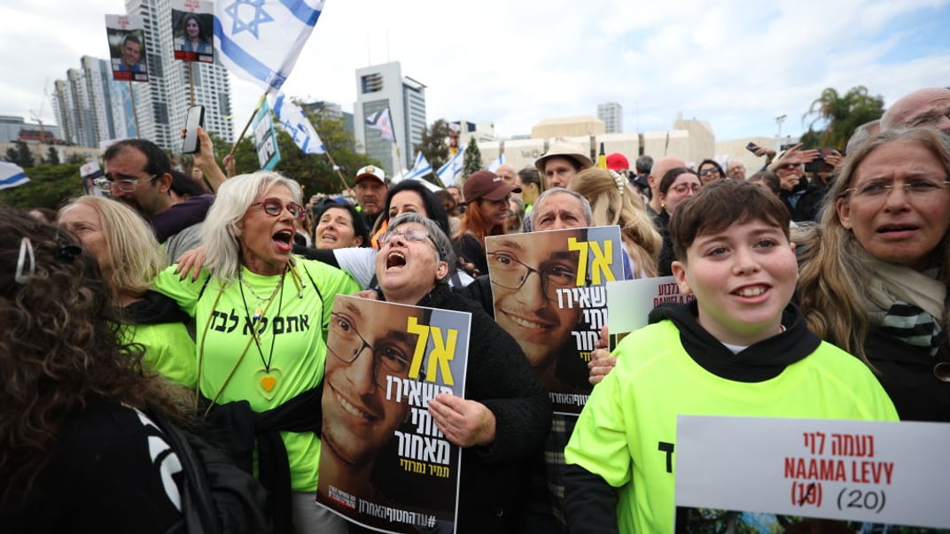 Тисяч людей зібралися на площі Тель-Авіва з нагоди звільнення ще 4 заручниць, які були у полоні ХАМАСу, 25 січня 2025 року