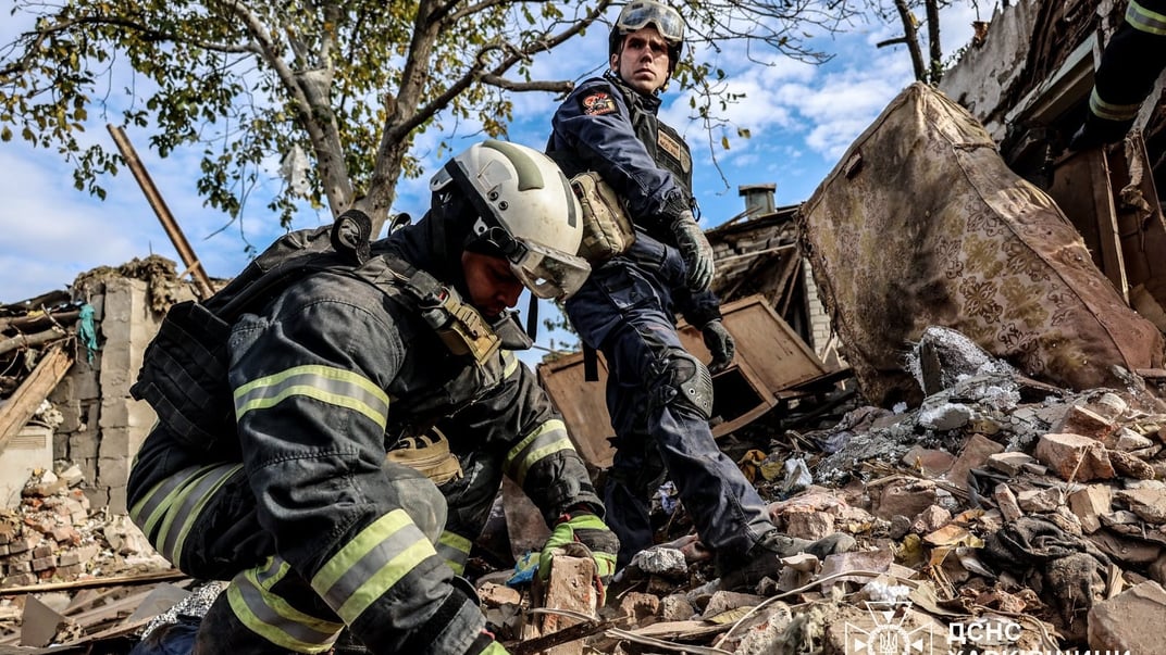 Чрезвычайники завершили аварийно-спасательные работы на месте попадания российской авиабомбы в Основянском районе Харькова, 29 октября 2024 года
