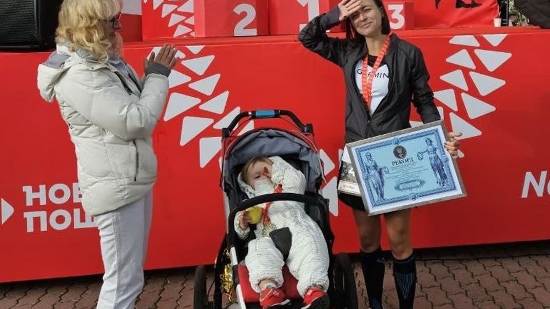 Киянка встановила рекорд України, пробігши понад 42 км з дитиною у візку