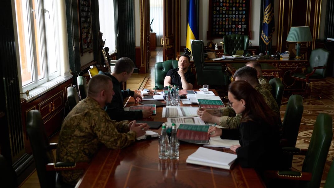 Президент Володимир Зеленський на нараді з військовими та урядовцями