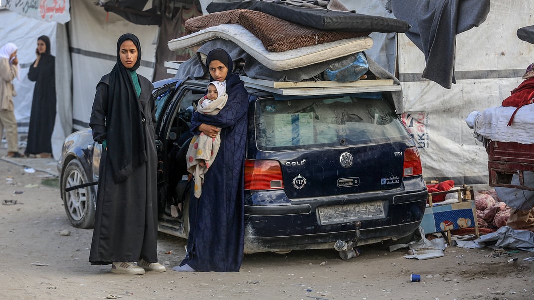 Ілюстративне фото. Палестинці на сході Хан-Юніса залишають свої домівки після того, як ізраїльська армія оголосила евакуацію перед атакою на місто, Сектор Гази,  20 травня 2025 року
