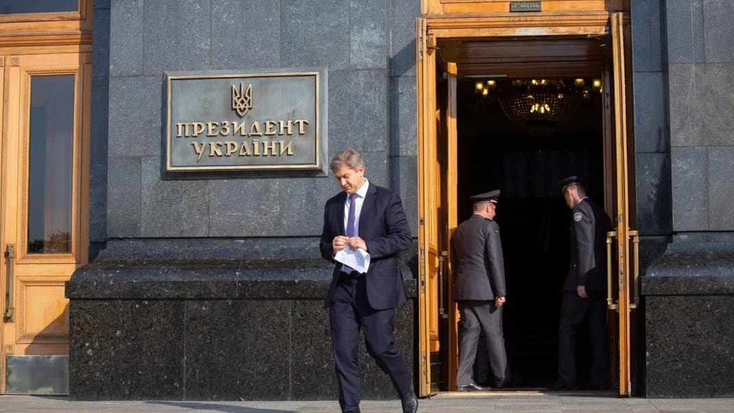 Секретар РНБО Олександр Данилюк звільняється і залишає команду президента Зеленського (на фото — Данилюк біля Офісу президента, 31 травня 2019 року)