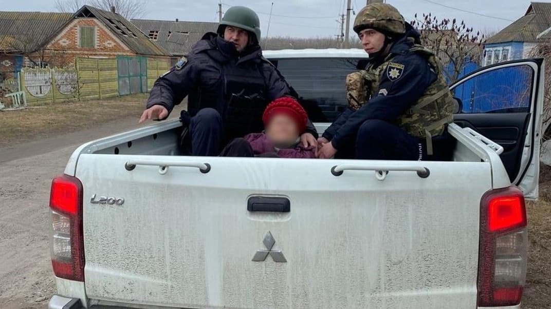 Полицейские помогают эвакуировать пожилую женщину из приграничья Сумской области