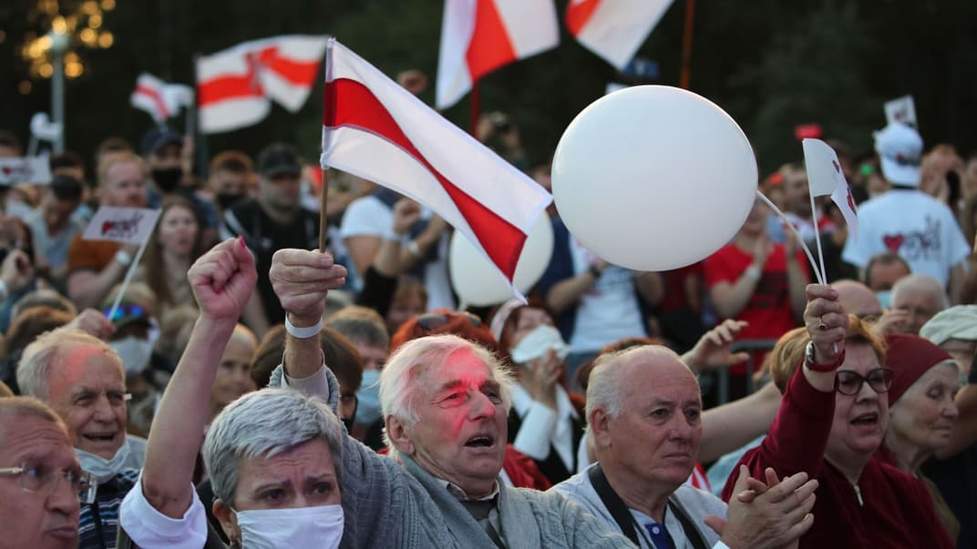 Белорусы приветствуют кандидата в президенты страны Светлану Тихановскую