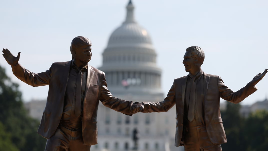 Статуя, що зображує президента США Дональда Трампа та Джеффрі Епштейна, що тримаються за руки, біля Капітолію США, Вашингтон, 23 вересня 2025 року