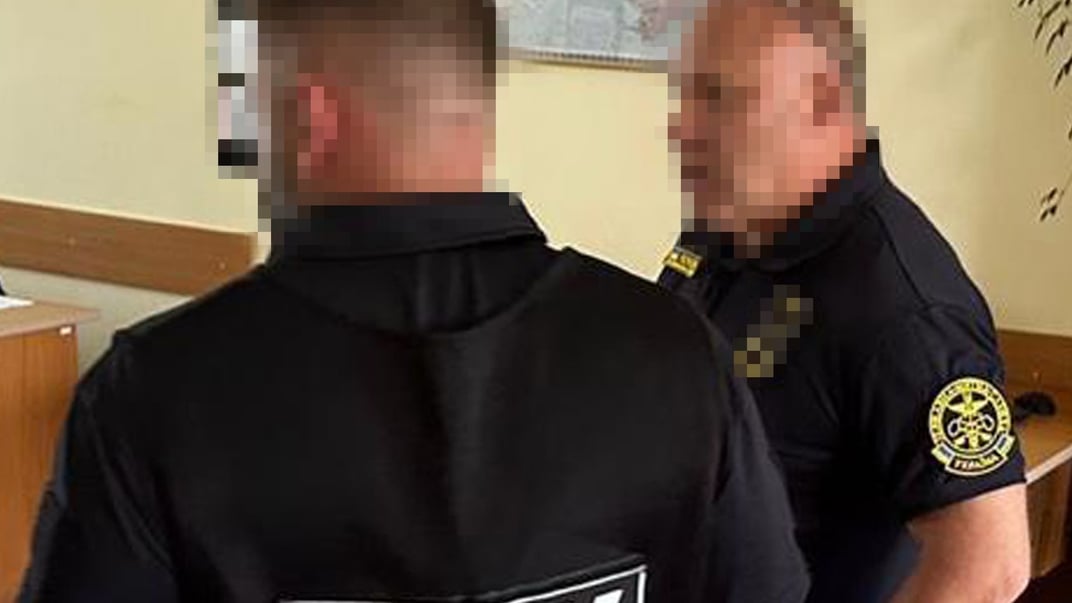За даними слідства, в обмін на хабарі посадовець «гарантував» підприємцям не створювати штучні перешкоди під час митного оформлення їхніх товарів