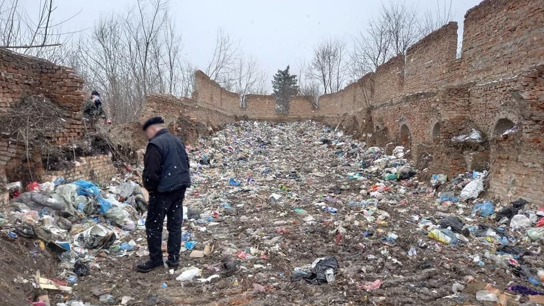 На Житомирщині виявили стихійне звалище з відходами з Львівської області