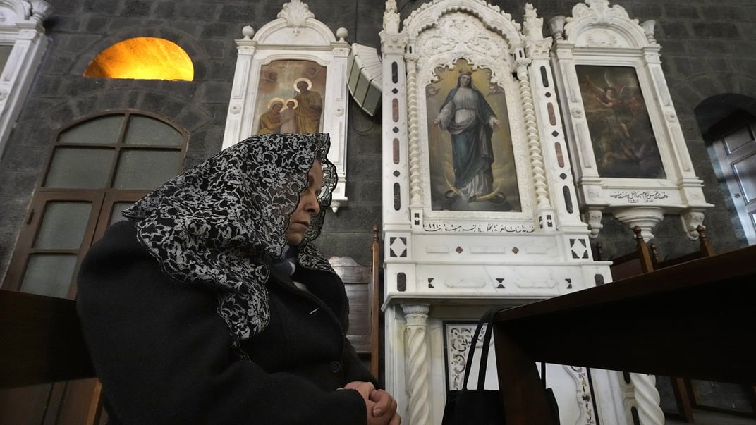 Сирійська християнка на першому недільному богослужінні в православному соборі Пресвятої Діви Марії у Дамаску, 15 грудня 2024 року