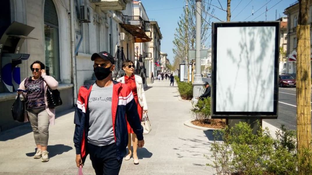 Жители Севастополя идут по городу во время карантина
