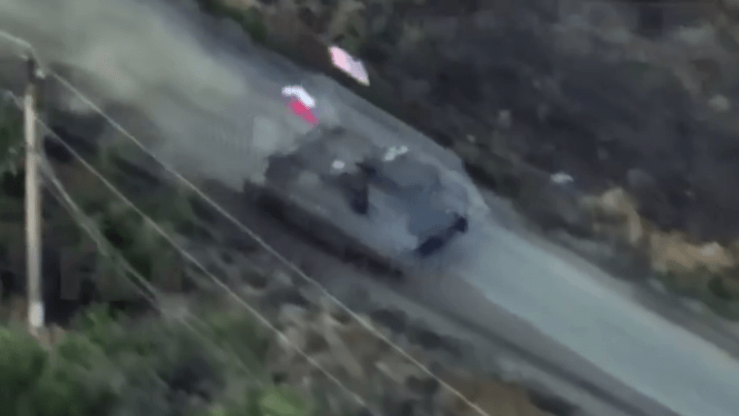 БТР з прапорами росії та США