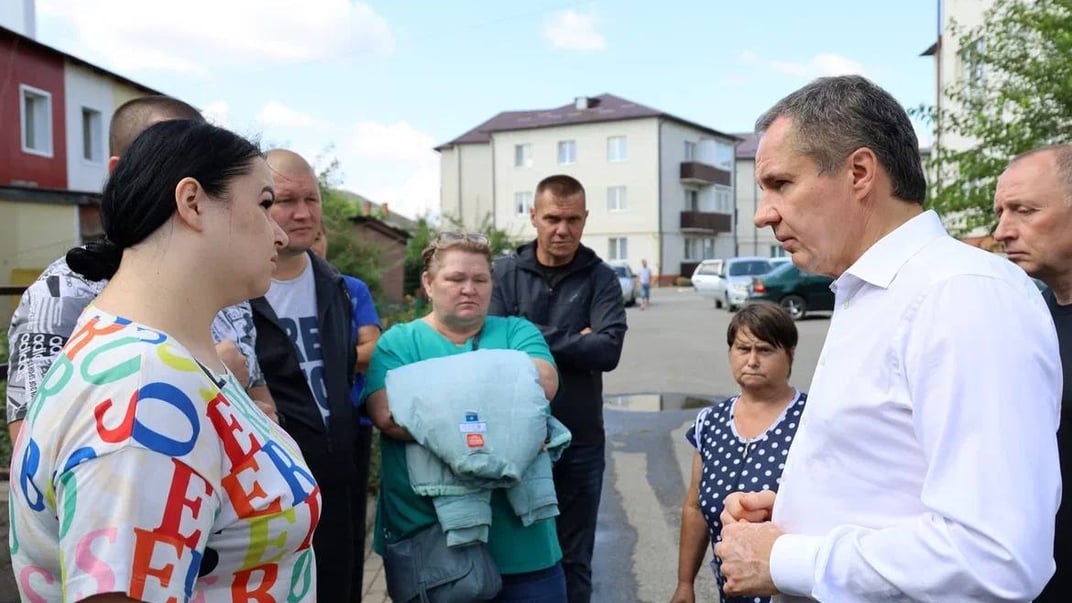 Губернатор Бєлгородської області рф В'ячеслав Гладков під час огляду пошкодженого будинку в Шебекіно, 14 серпня 2024 року