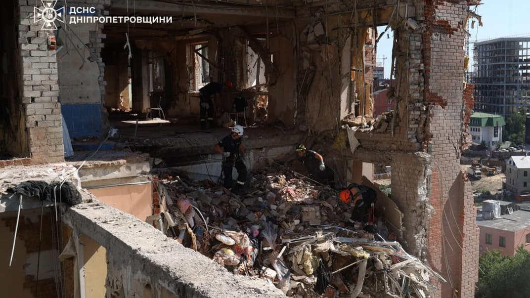 Спасатели работают на месте разрушенной многоэтажки в Днепре