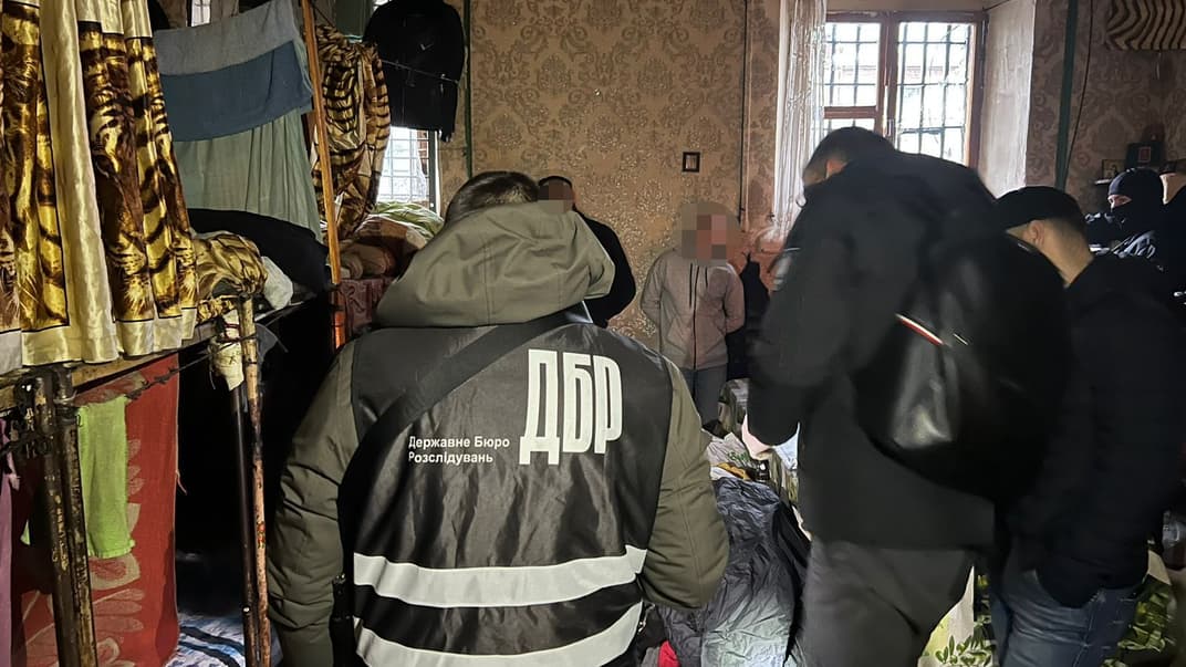 Слідчі ДБР викрили постачання наркотиків, замаскованих під звичайні передачі до СІЗО через поштові відправлення, січень 2023 року