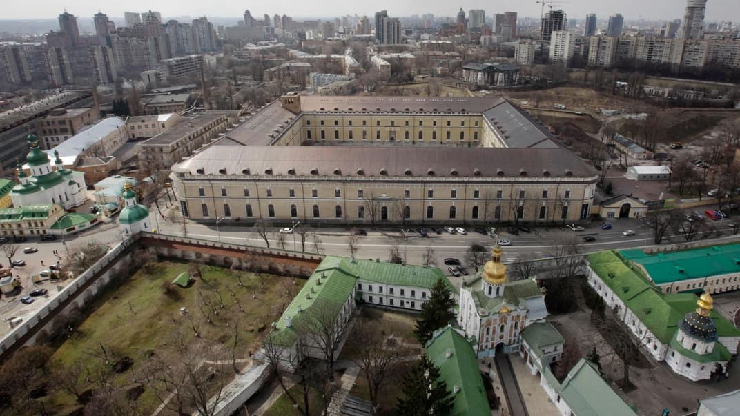 Вид на «Мистецький арсенал» із дзвіниці Києво-Печерської Лаври, 3 квітня 2012 року