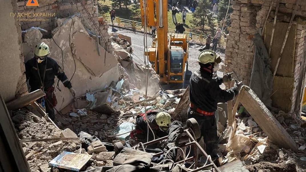 Рятувальники працюють на місці зруйнованої багатоповерхівки у Запоріжжі, 18 жовтня 2023 року