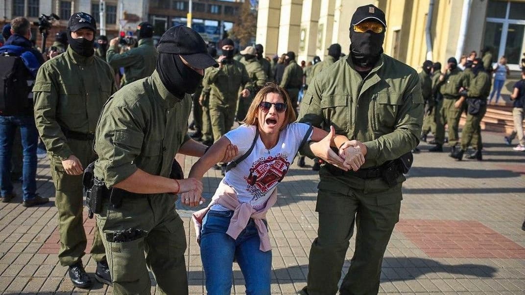 На жіночому марші у Мінську затримали майже сотню людей. Серед них журналісти та музиканти