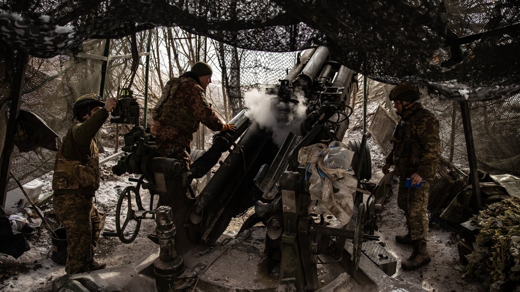 Українські солдати готують гаубицю M777 до роботи, Донецька область, Україна, 4 березня 2025 року