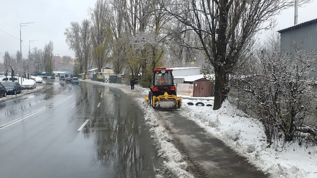 Дорожники чистять вулиці та обробляють дороги протиожеледними засобами