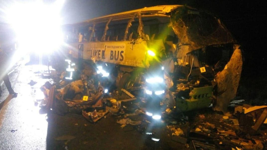 В Черниговской области автобус врезался в грузовик: трое погибших, 15 госпитализированных