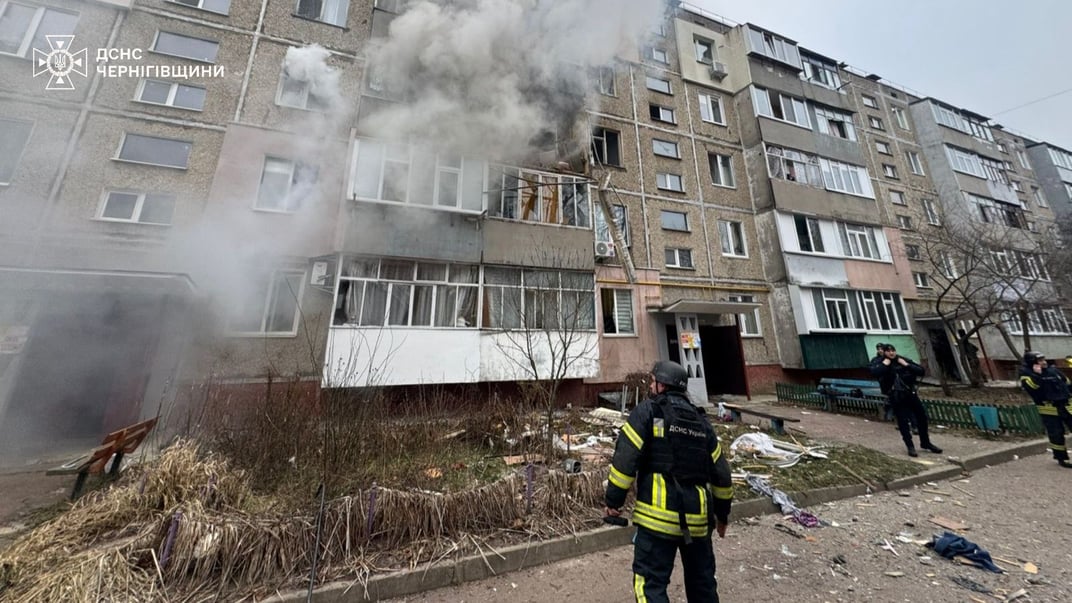 Наслідки влучання російського дрона в багатоповерхівку в Чернігові, 25 грудня 2025 року