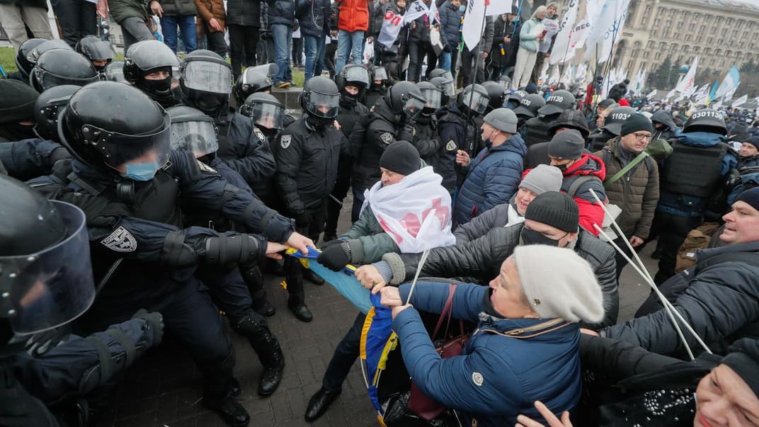 Сутички учасників акції «SaveФОП» із силовиками, які намагаються прибрати намети протестувальників з Майдану Незалежності, Київ, 15 грудня 2020 року