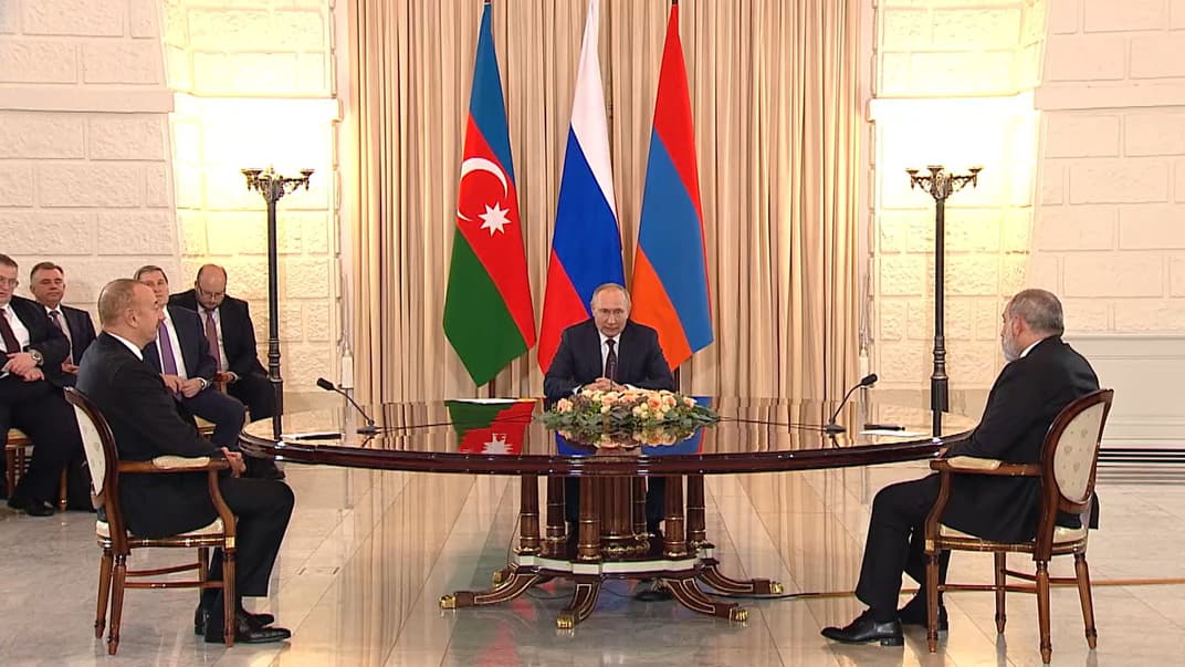 Ільхам Алієв (зліва), володимир путін та Нікол Пашинян на тристоронній зустрічі в Сочі, 31 жовтня 2022 року