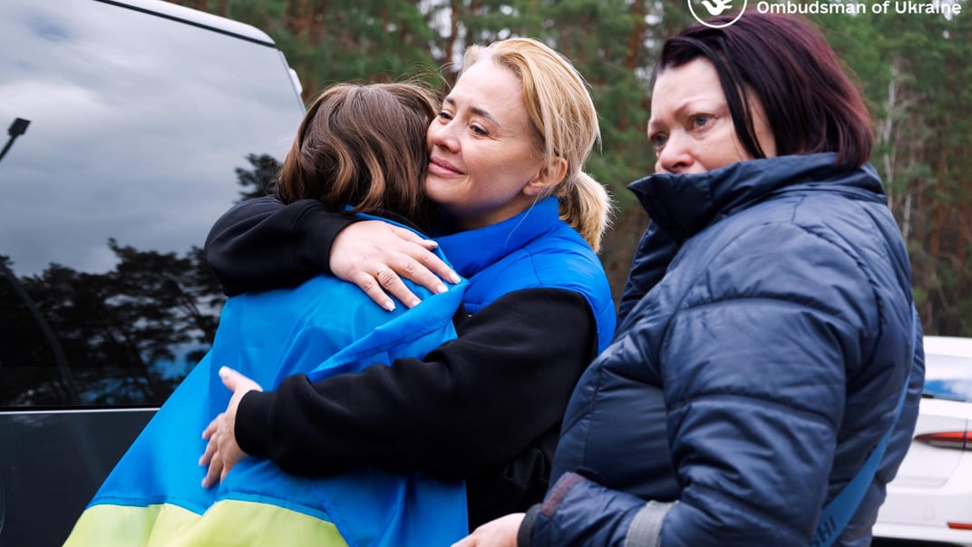 Повернена дитина поруч із близькими