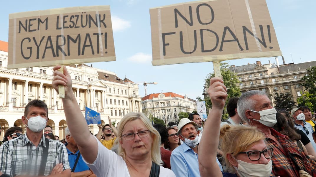 Акція протесту проти будівництва філіалу китайського університету в Будапешті, Угорщина, 5 червня 2021 року. На плакатах написано «Ми не будемо колонією» та «Ні Фуданю»