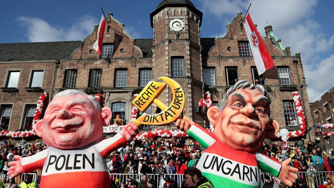 Карикатури на лідера польської партії «Право і справедливість» Ярослава Качинського та угорської «Фідес» Віктора Орбана на карнавалі у Дюссельдорфі, Німеччина,  12 лютого 2018 року