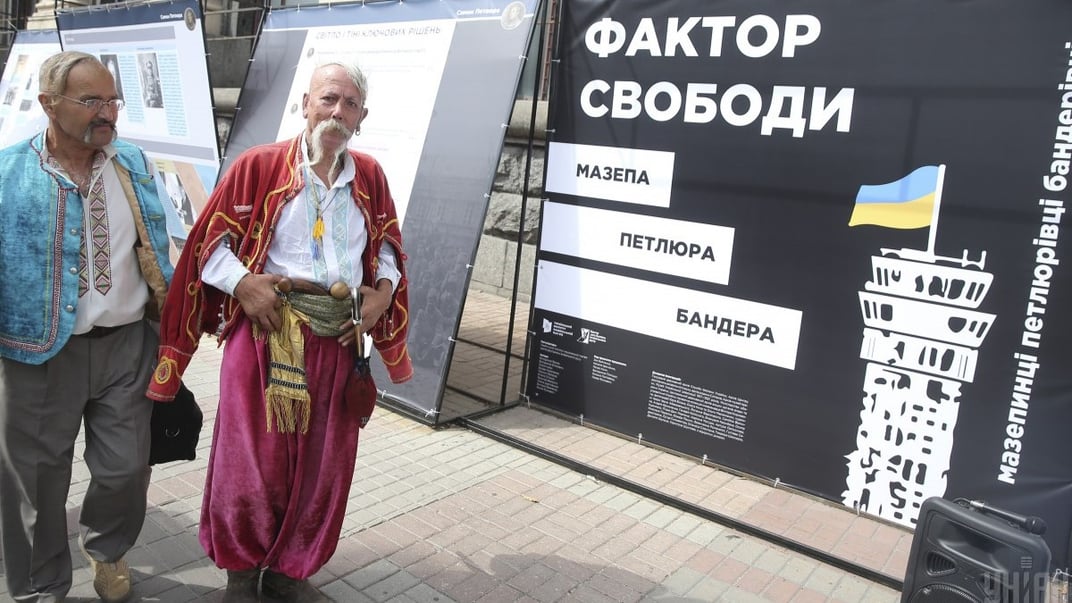 Український кобзар і бандурист Остап Кіндрачук (другий зліва) на виставці «Фактор свободи» на Хрещатику в Києві, 23 серпня 2019 року