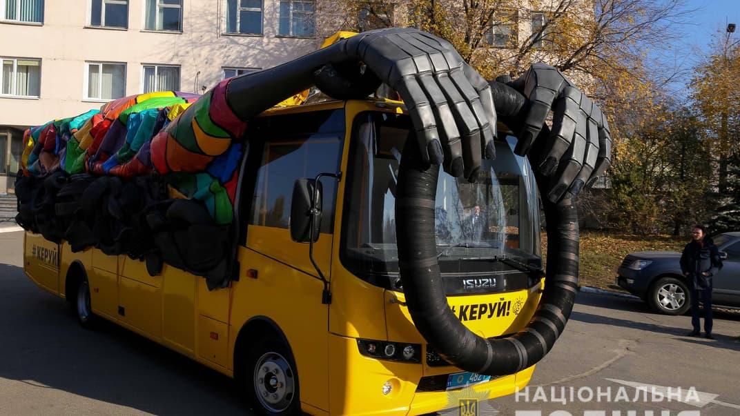 Автобус має привернути увагу водіїв і пішоходів до безпеки дорожнього руху