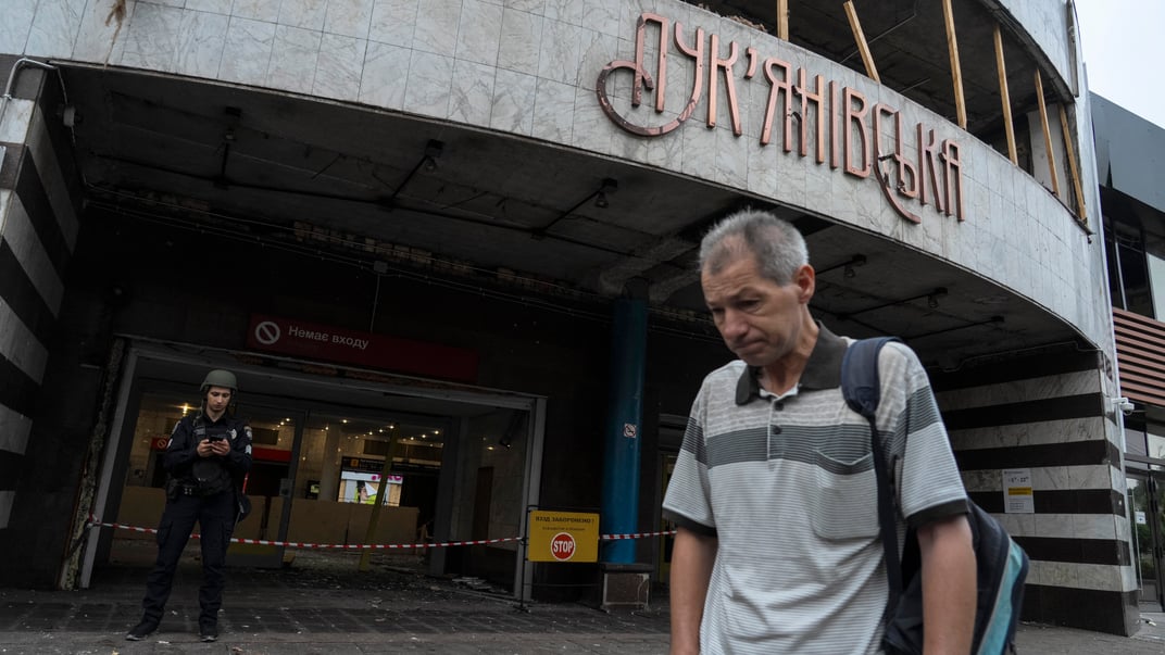 Мужчина идет возле поврежденной станции метро после российского обстрела Киева, 21 июля 2025 года