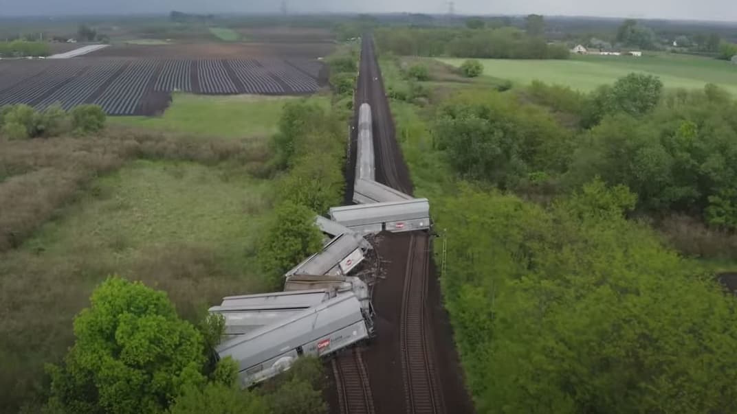 У неділю, 7 травня, в Угорщині зійшли з рейок 9 вагонів 35-вагонного вантажного поїзда з залізною рудою. Скриншот