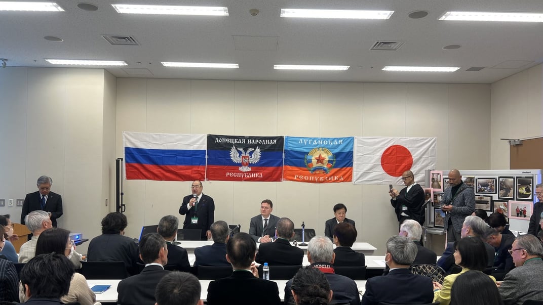 Посольство росії в Японії вивісило прапори самопроголошених «ДНР» і «ЛНР» на антиукраїнському семінарі в японському парламенті