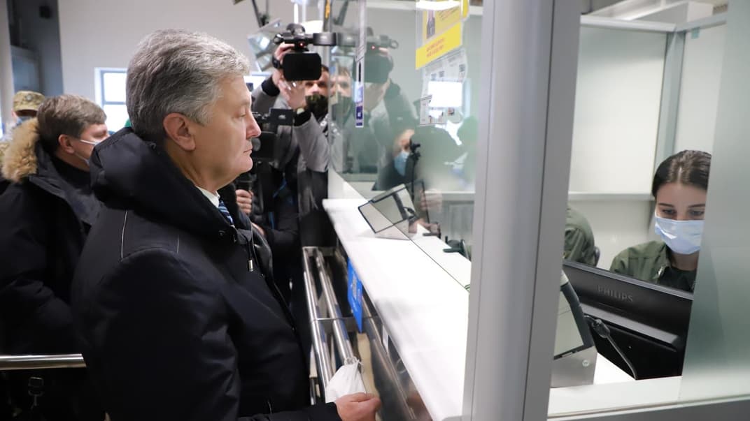 Пятый президент Украины Петр Порошенко во время пограничного контроля в аэропорту «Жуляны», Киев, 17 января 2022 года