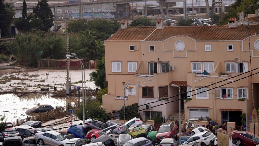 Автомобили застряли на улице во время наводнения в Валенсии