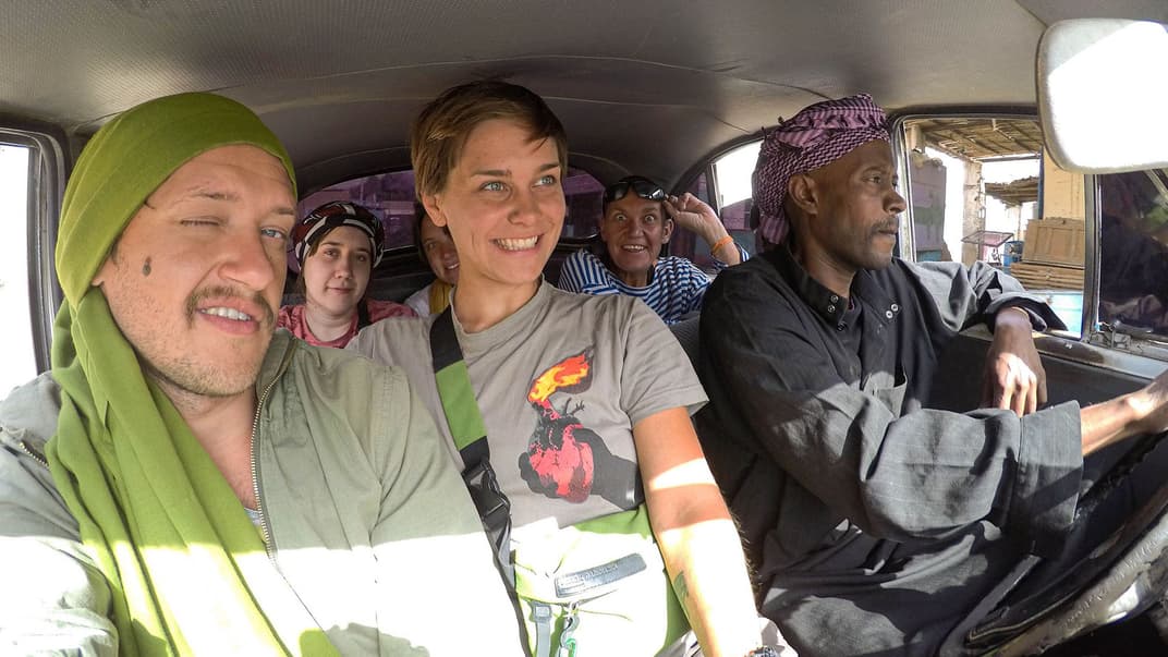 Екатерина с друзьями и нубийским другом Мегзубом