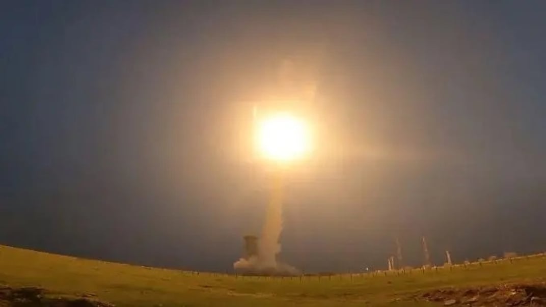 Момент взрыва баллистической ракеты рф