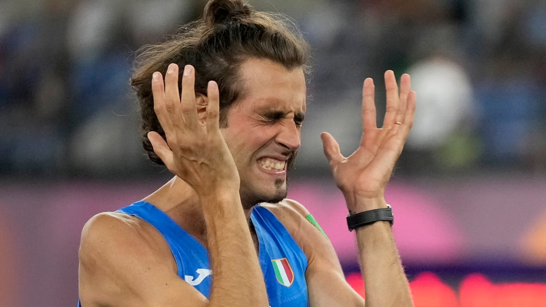 Итальянский прыгун в высоту Джанмарко Тамбери во время финала прыжков в высоту среди мужчин на чемпионате Европы по легкой атлетике в Риме, 11 июня 2024 года